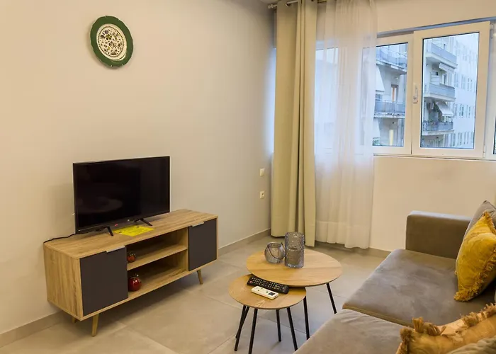 Contemporary & Spacious Renovated Apartment, Dt Syntagma, /Touristic Area