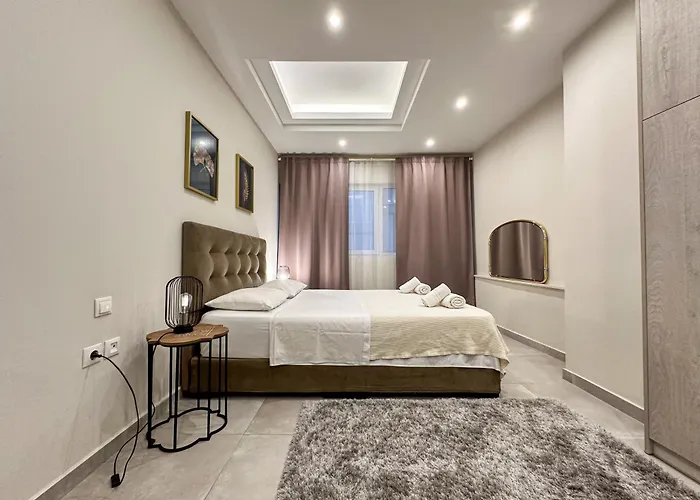 Contemporary & Spacious Renovated Apartment, Dt Syntagma, /Touristic Area