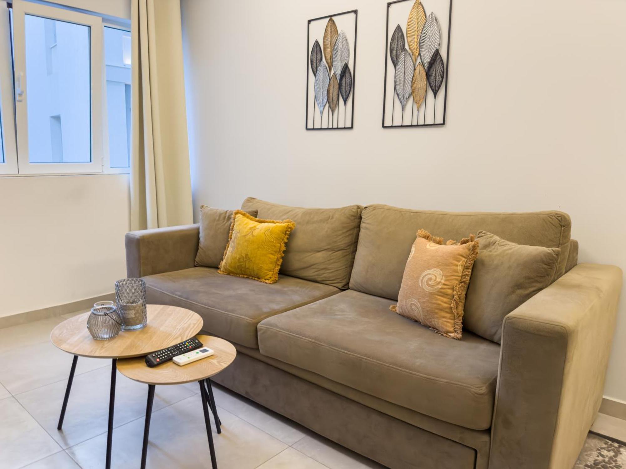 Contemporary & Spacious Renovated Apartment, Dt Syntagma, /touristic Area * Athens