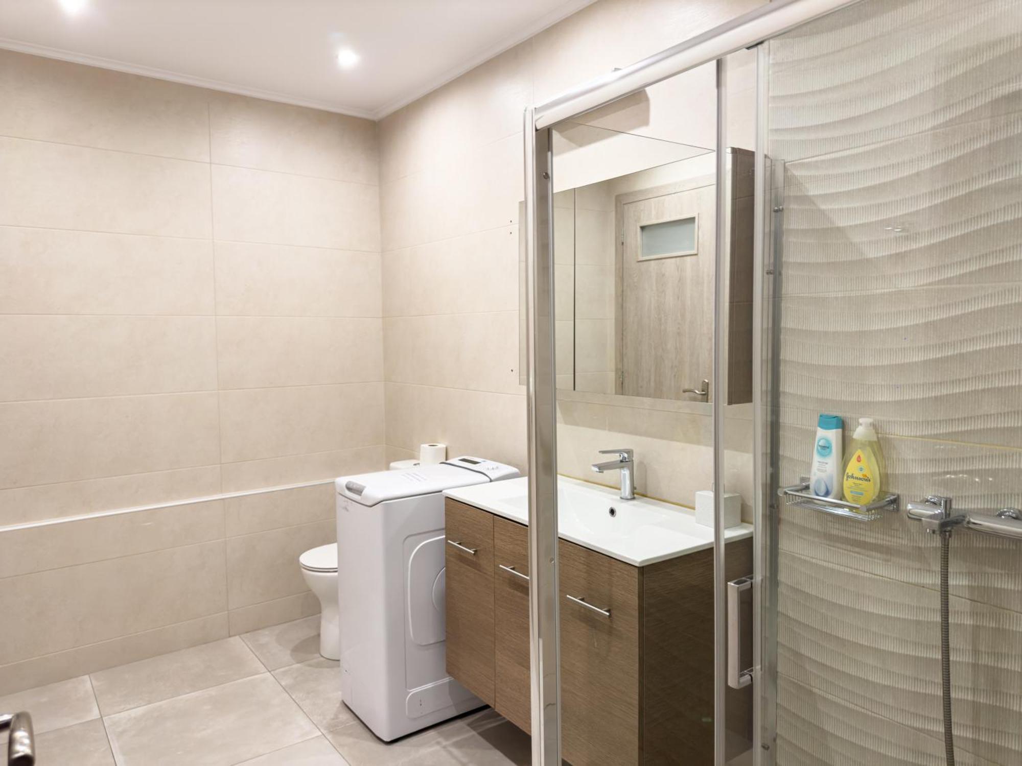 Contemporary & Spacious Renovated Apartment, Dt Syntagma, /touristic Area Apartment Athens