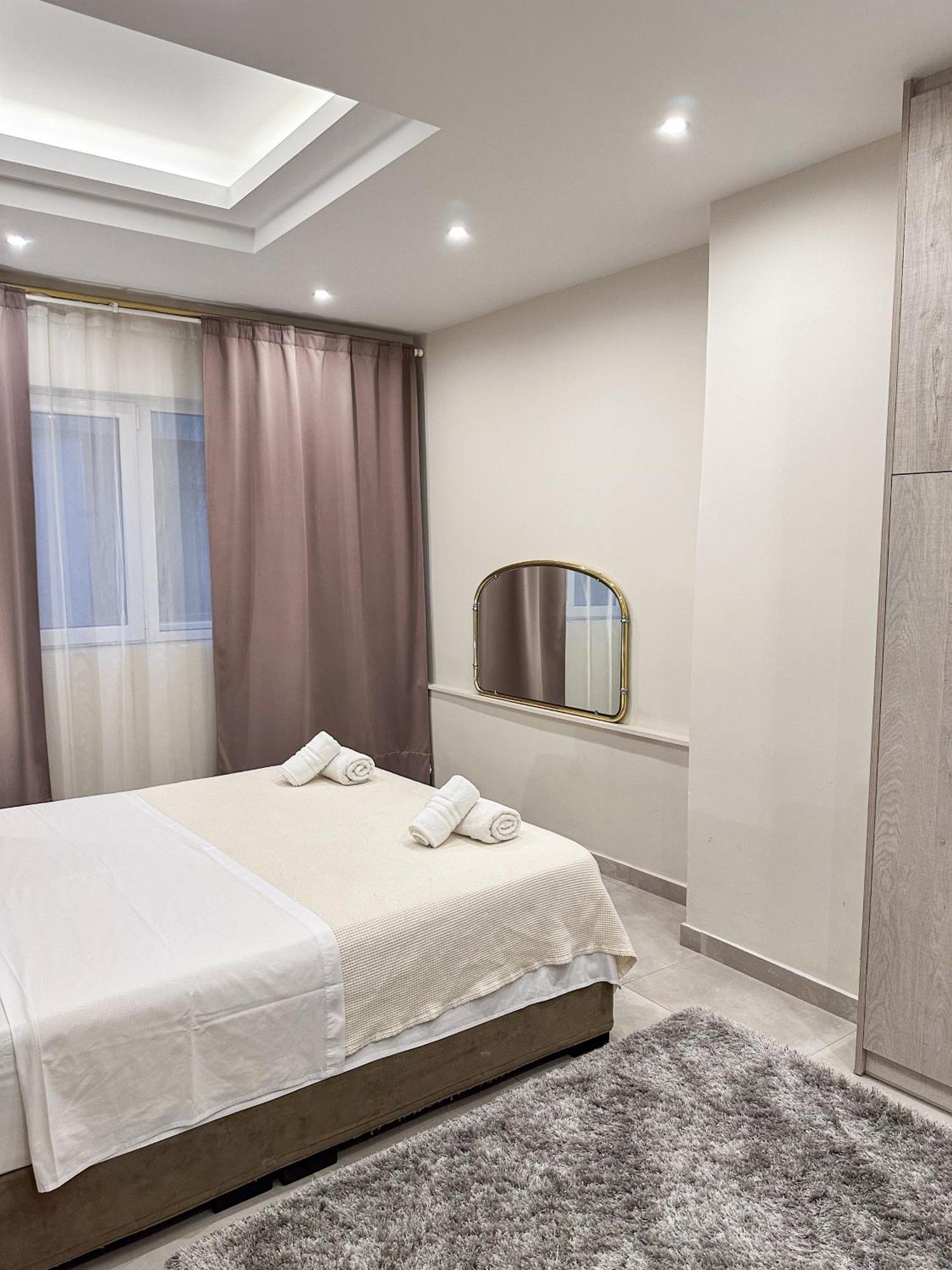 Contemporary & Spacious Renovated Apartment, Dt Syntagma, /touristic Area Athens