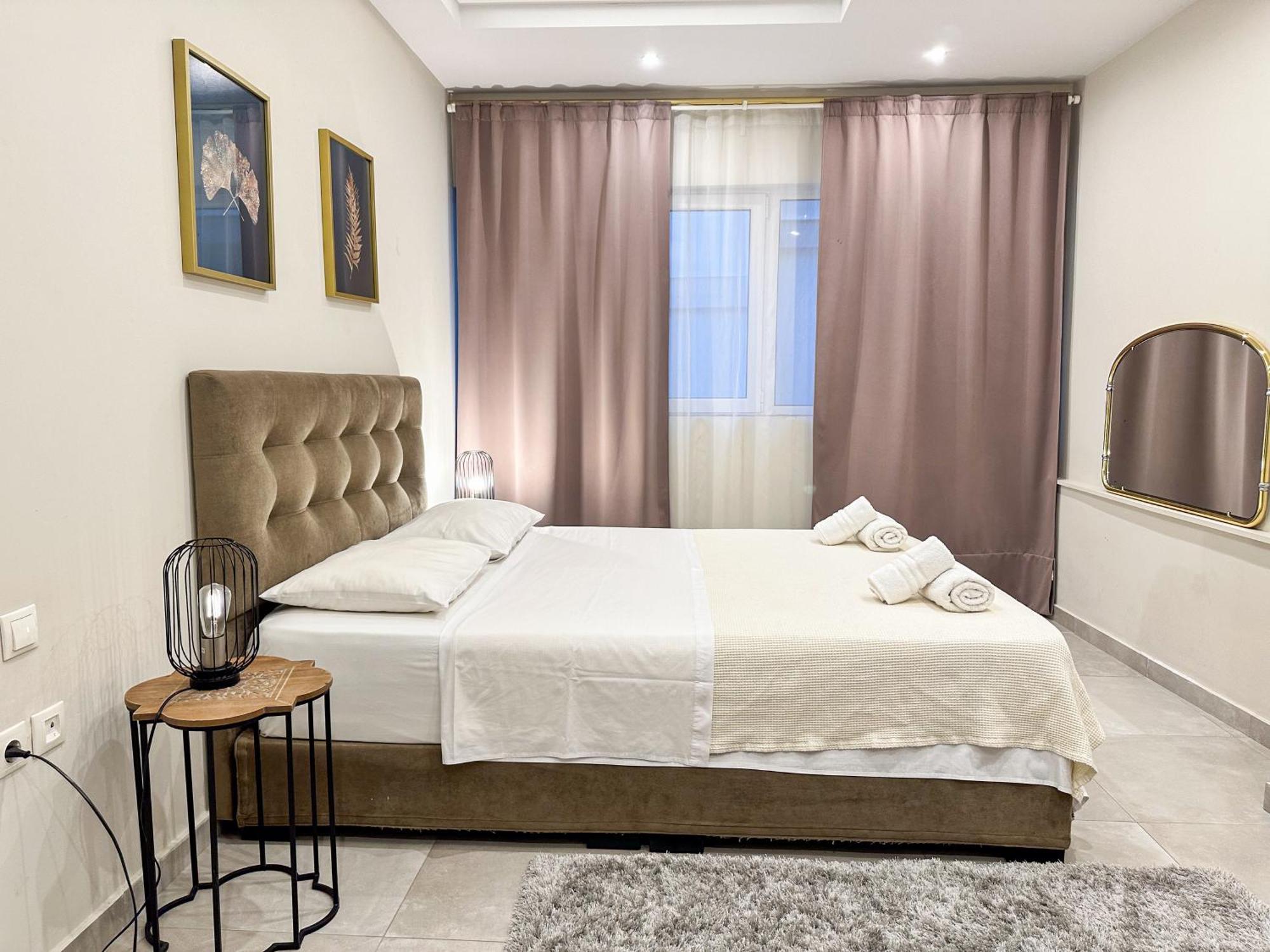 Contemporary & Spacious Renovated Apartment, Dt Syntagma, /touristic Area Apartment *