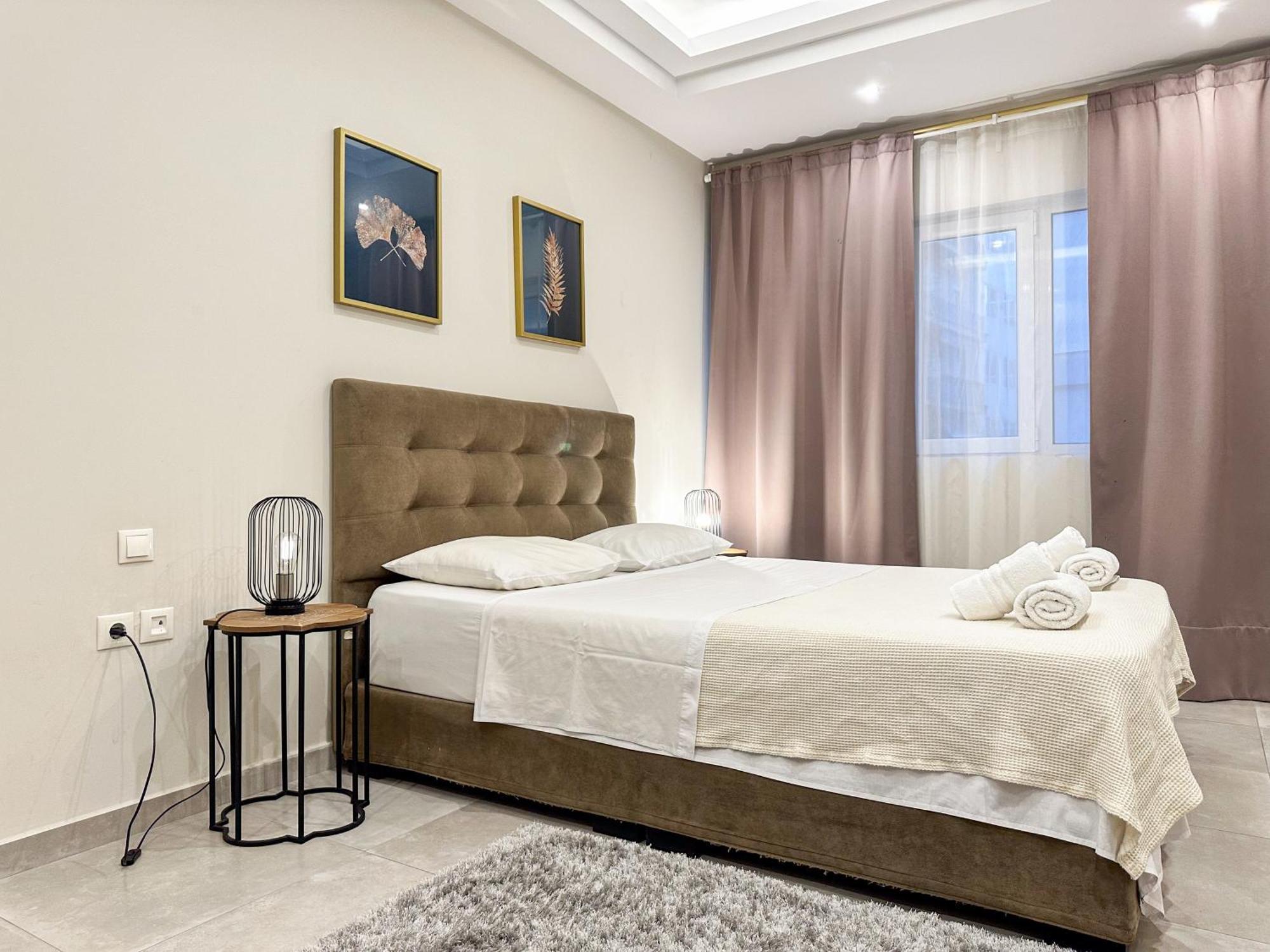 Contemporary & Spacious Renovated Apartment, Dt Syntagma, /touristic Area Apartment *