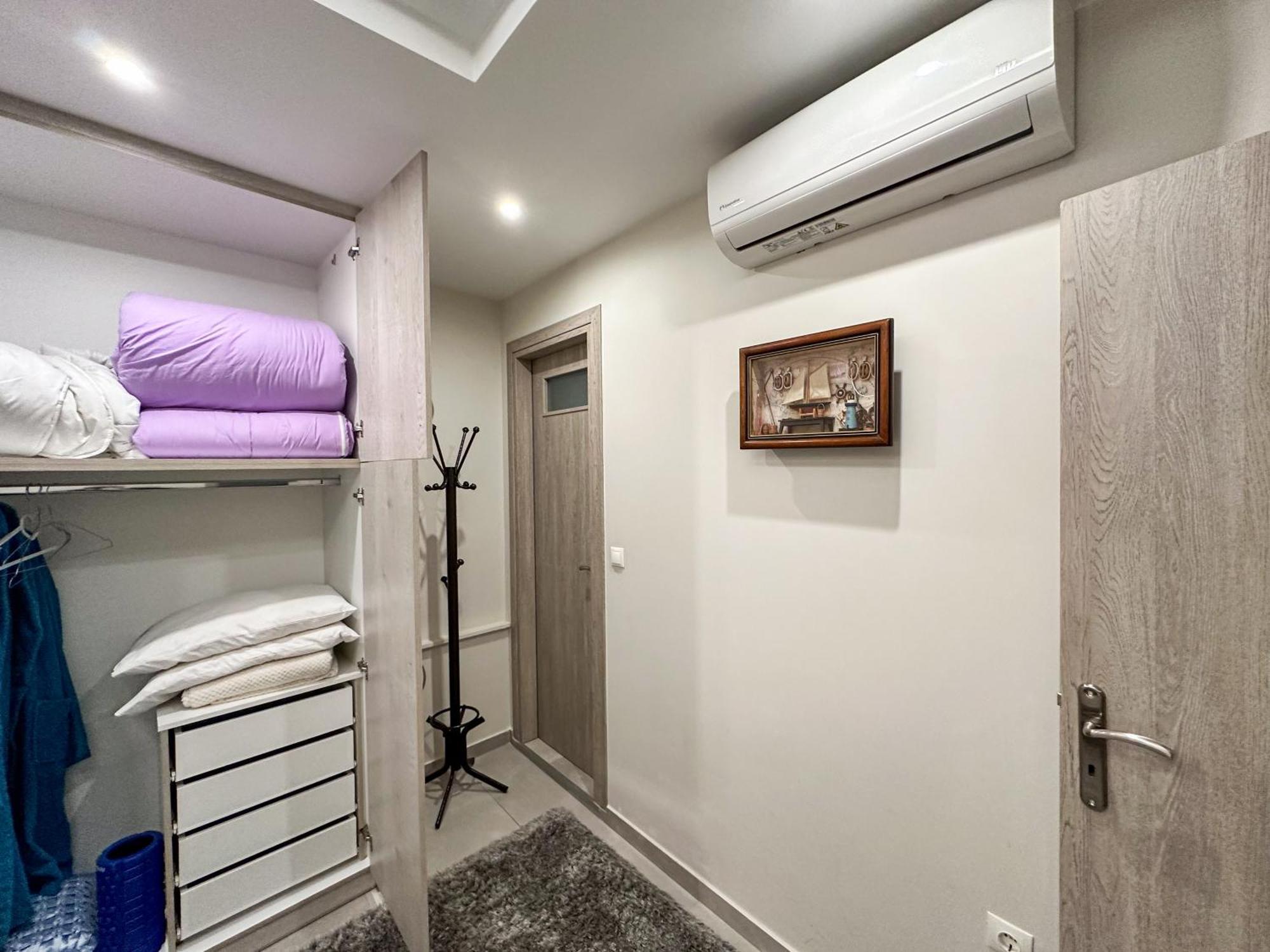 Apartment Contemporary & Spacious Renovated Apartment, Dt Syntagma, /touristic Area *