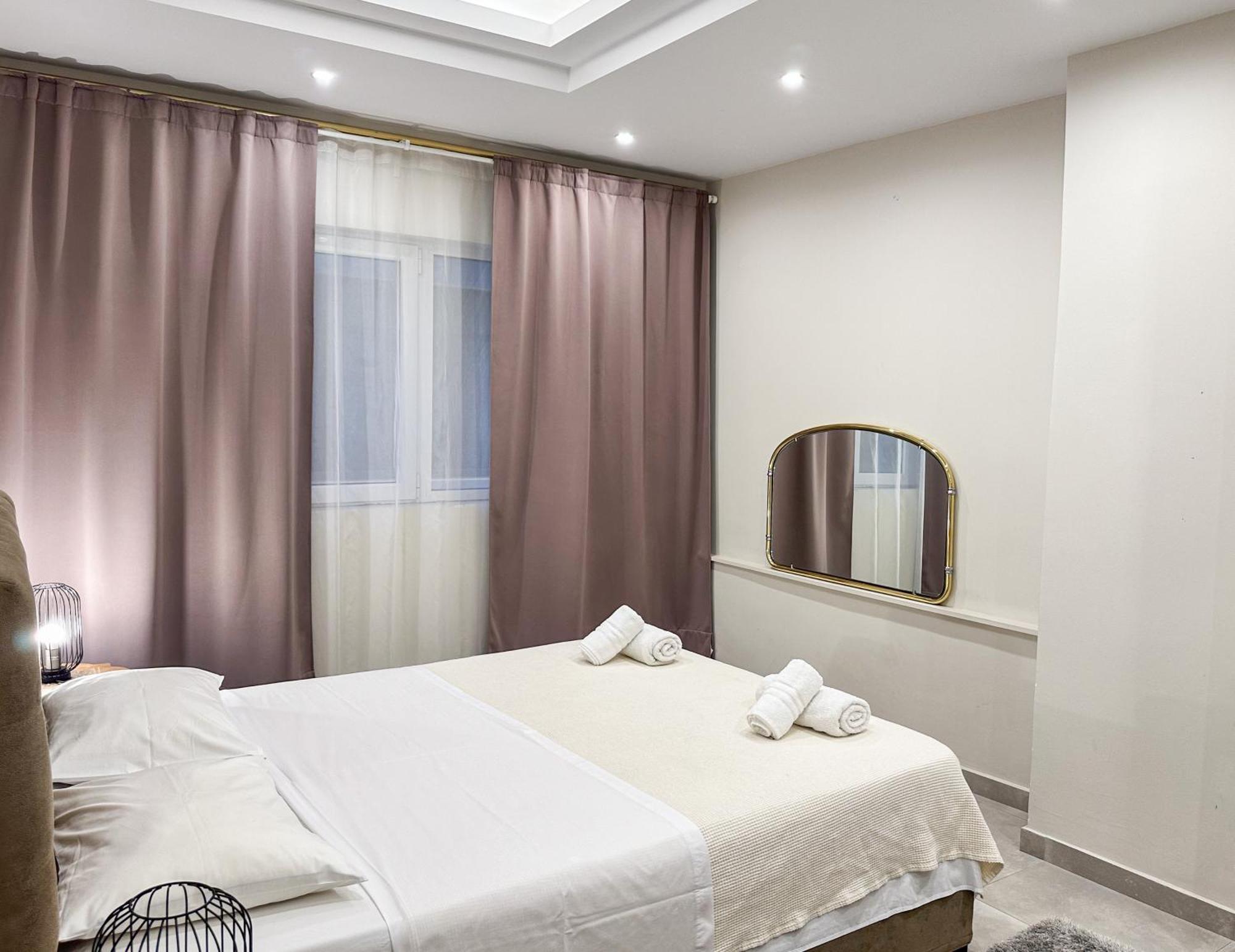 Contemporary & Spacious Renovated Apartment, Dt Syntagma, /touristic Area Apartment Athens