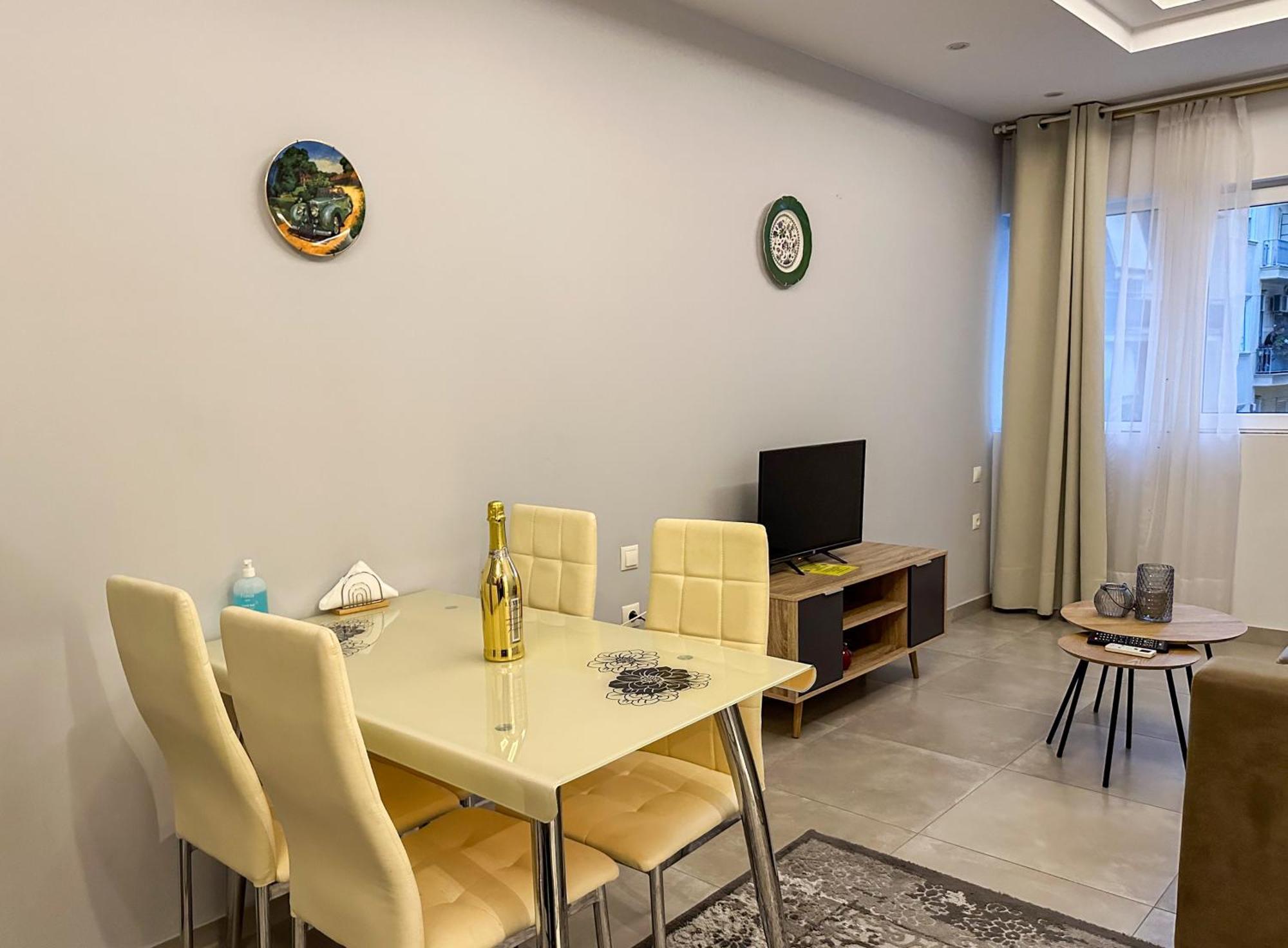 Contemporary & Spacious Renovated Apartment, Dt Syntagma, /touristic Area * Athens